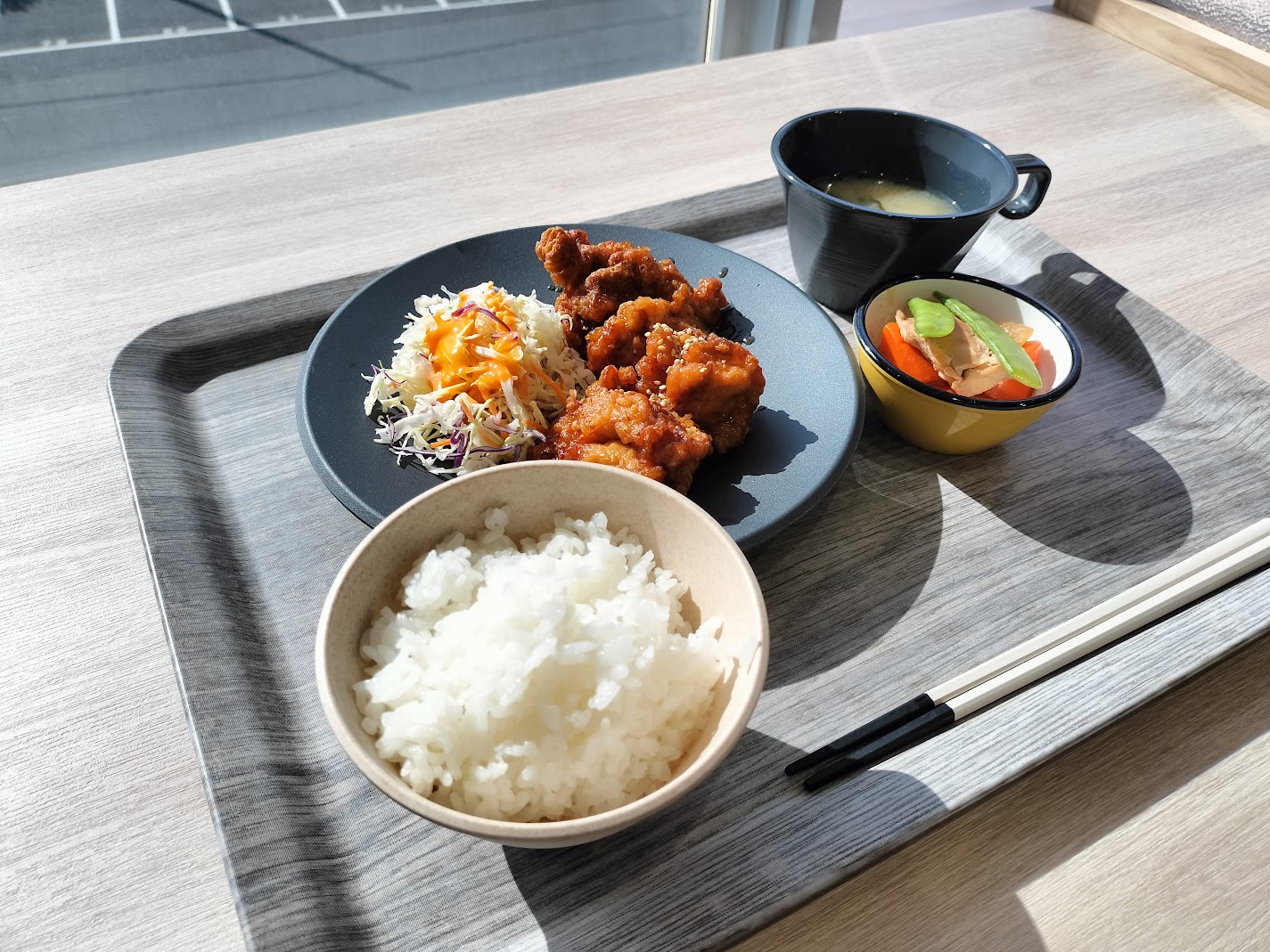 メイン料理と小鉢が選べるランチセット