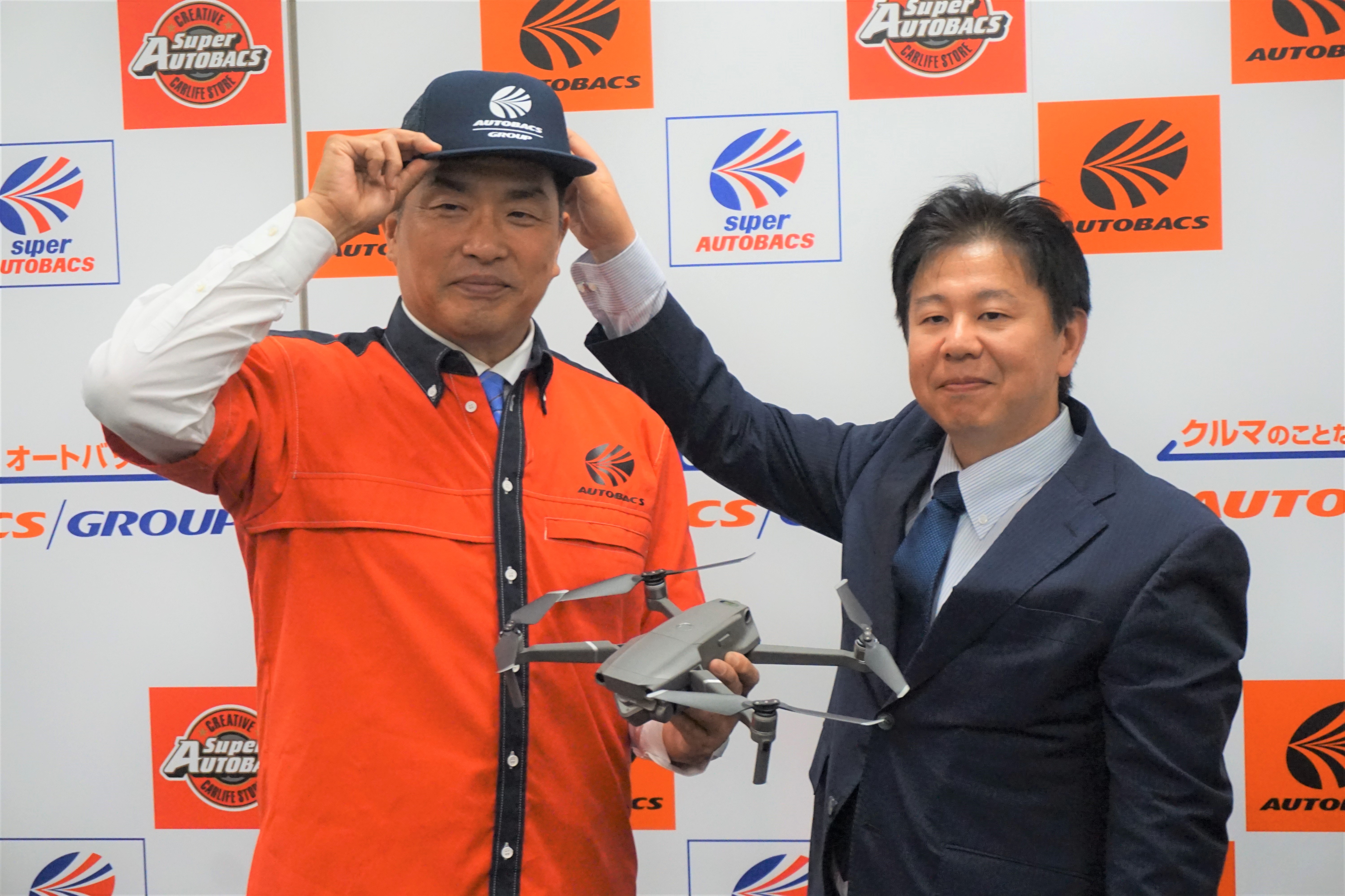左：山本昌さん、右：オートバックスセブン常務執行役員 佐々木勝