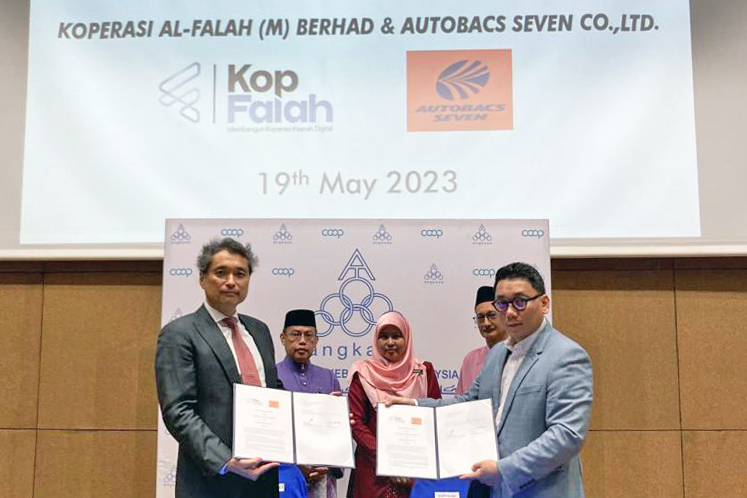 KOPFALAH（コプファラ）のMohd Fareez Morshidi the Chairman（モハメド ファリーズ モォシディ会長）：右
オートバックスセブン海外事業統括 北村 敏雄：左