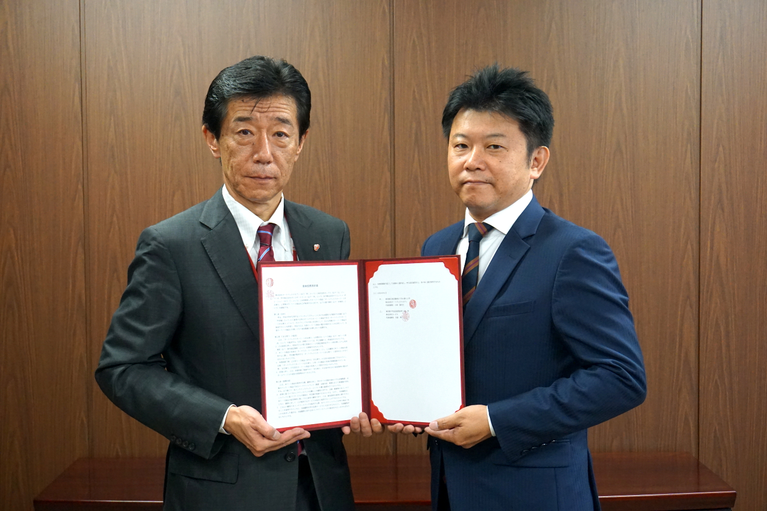 （左）株式会社カーチス　代表取締役社長　大庭寿一様　（右）当社執行役員　C@RS担当　倉林真也